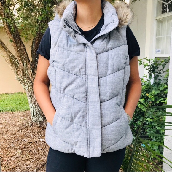 GAP Jackets & Blazers - GAP women’s gray herringbone puffer vest fur hood